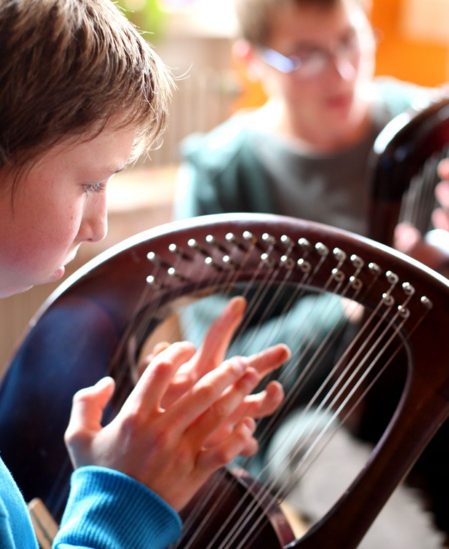 Kind der Burghalde spielt Harfe